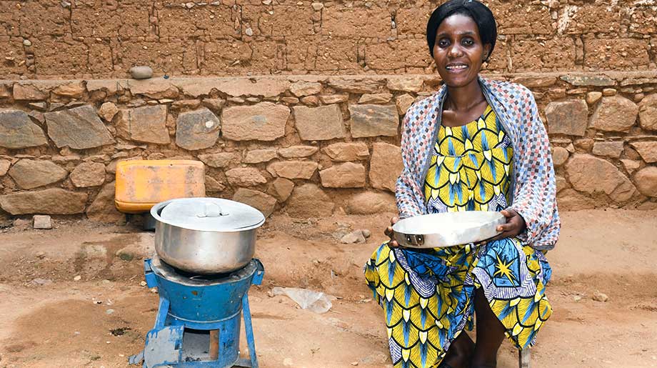 Carbon-offset-project-7226-Burundi-stoves-staged-picture-DSC_0468-Foto-Aera-LEAD
